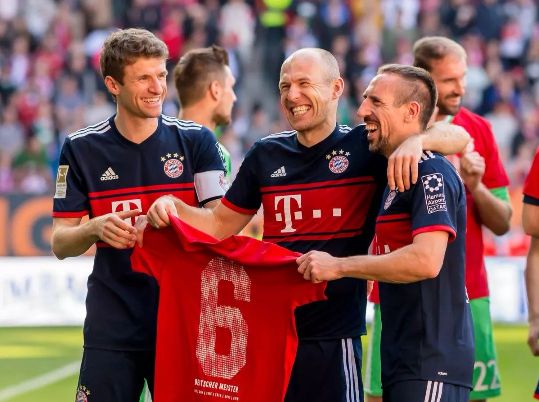 反倒是两名 反倒是两名